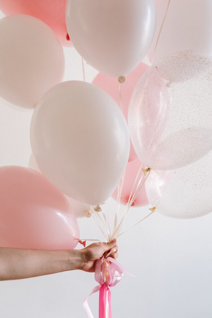 Bilden visar ballonger till en födelsedag. Med ballonger till födelsedagskalas och babyshowers dekorationer kan du enkelt dekorera festlokalen.