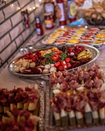 Bilden visar en buffe med italienska smårätter. Catering Göteborg med god italiensk mat i form av catering, buffe och tapas.