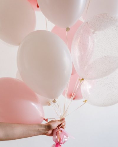 Bilden visar ballonger till en födelsedag. Med ballonger till födelsedagskalas och babyshowers dekorationer kan du enkelt dekorera festlokalen.